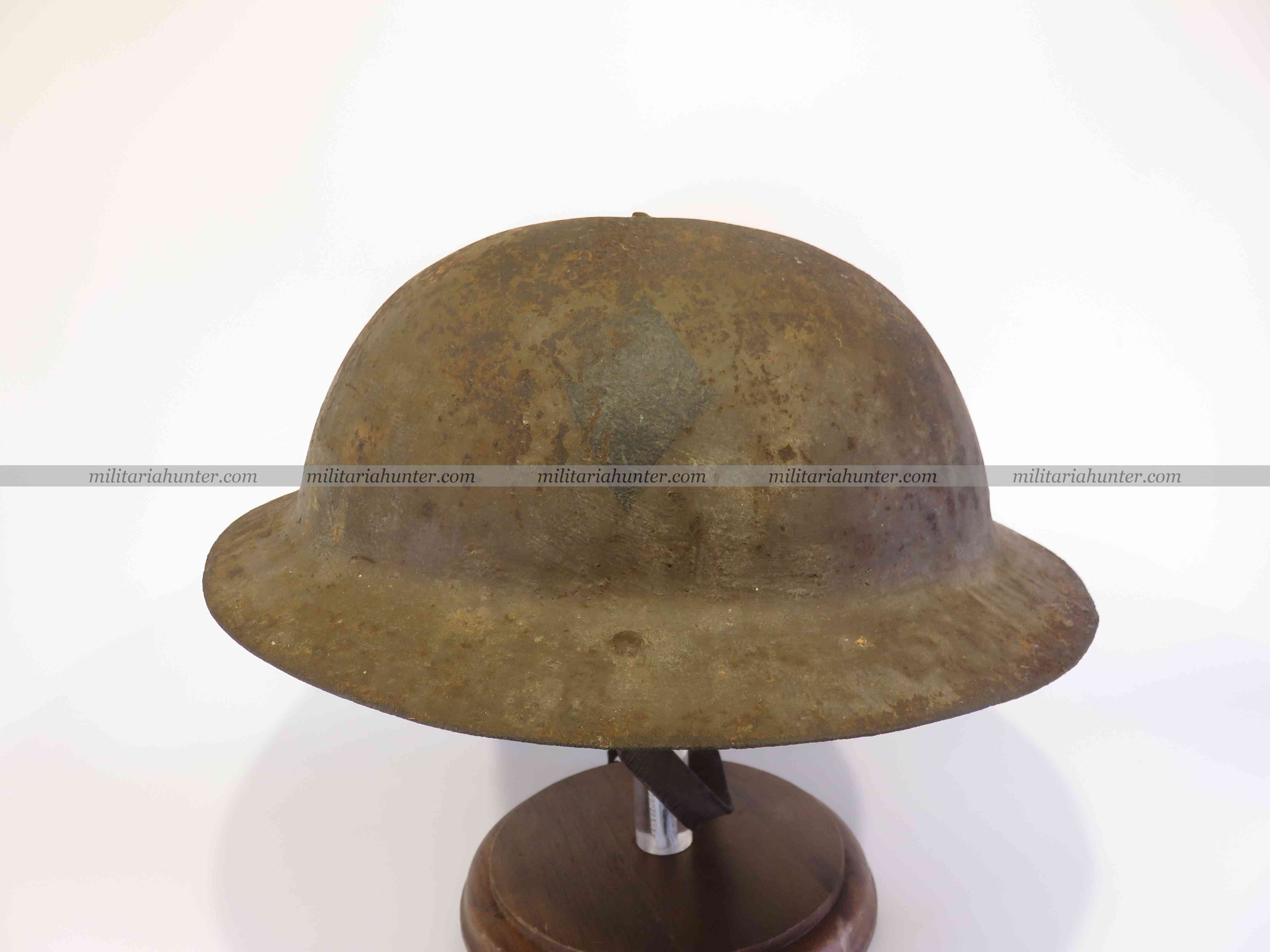 militaria : WW1 Raw Edge Brodie helmet with insignias - casque anglais 1er type à insignes