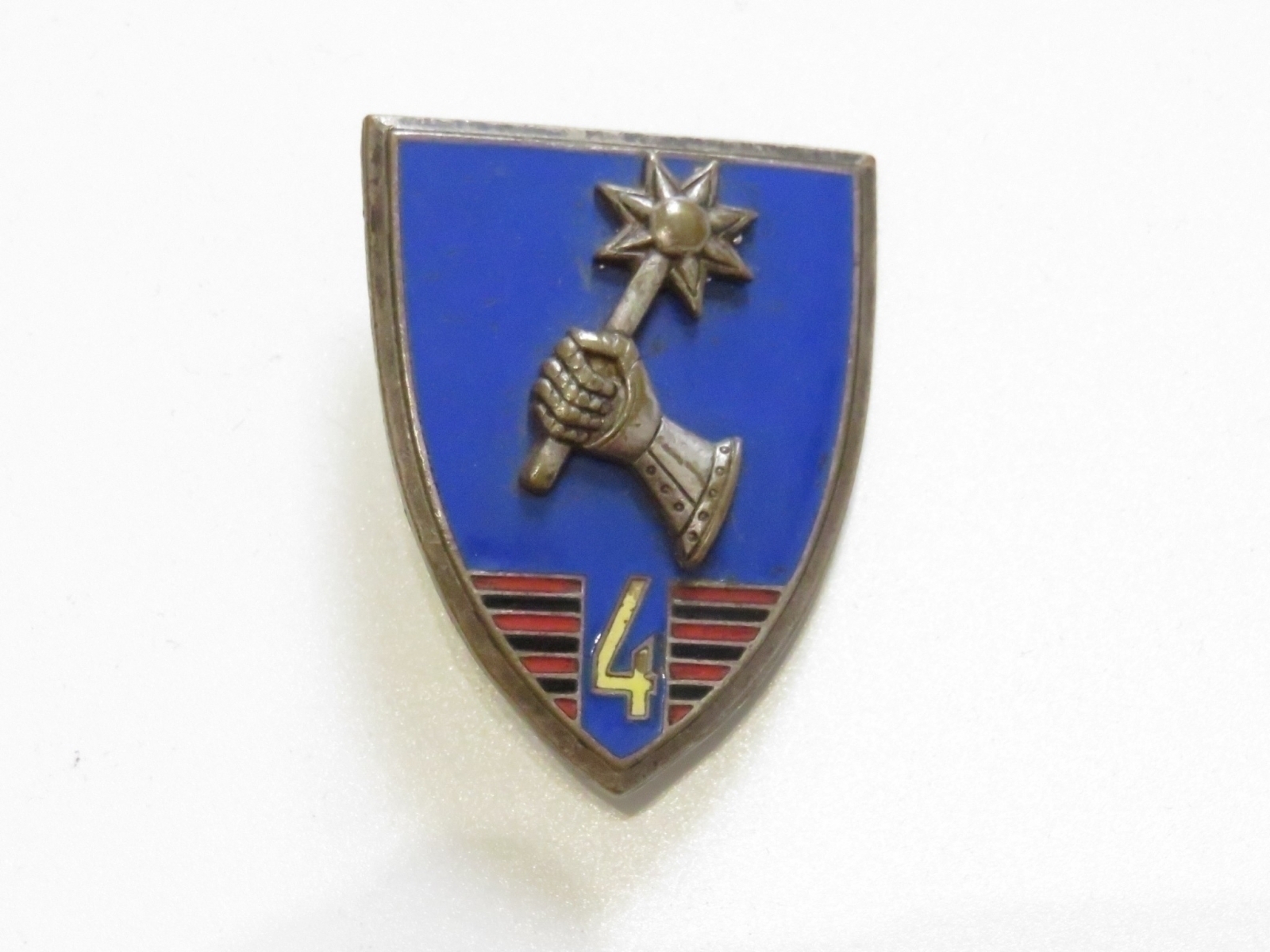 militaria : Insigne / pucelle du 4ème Régiment de Chasseurs d'Afrique